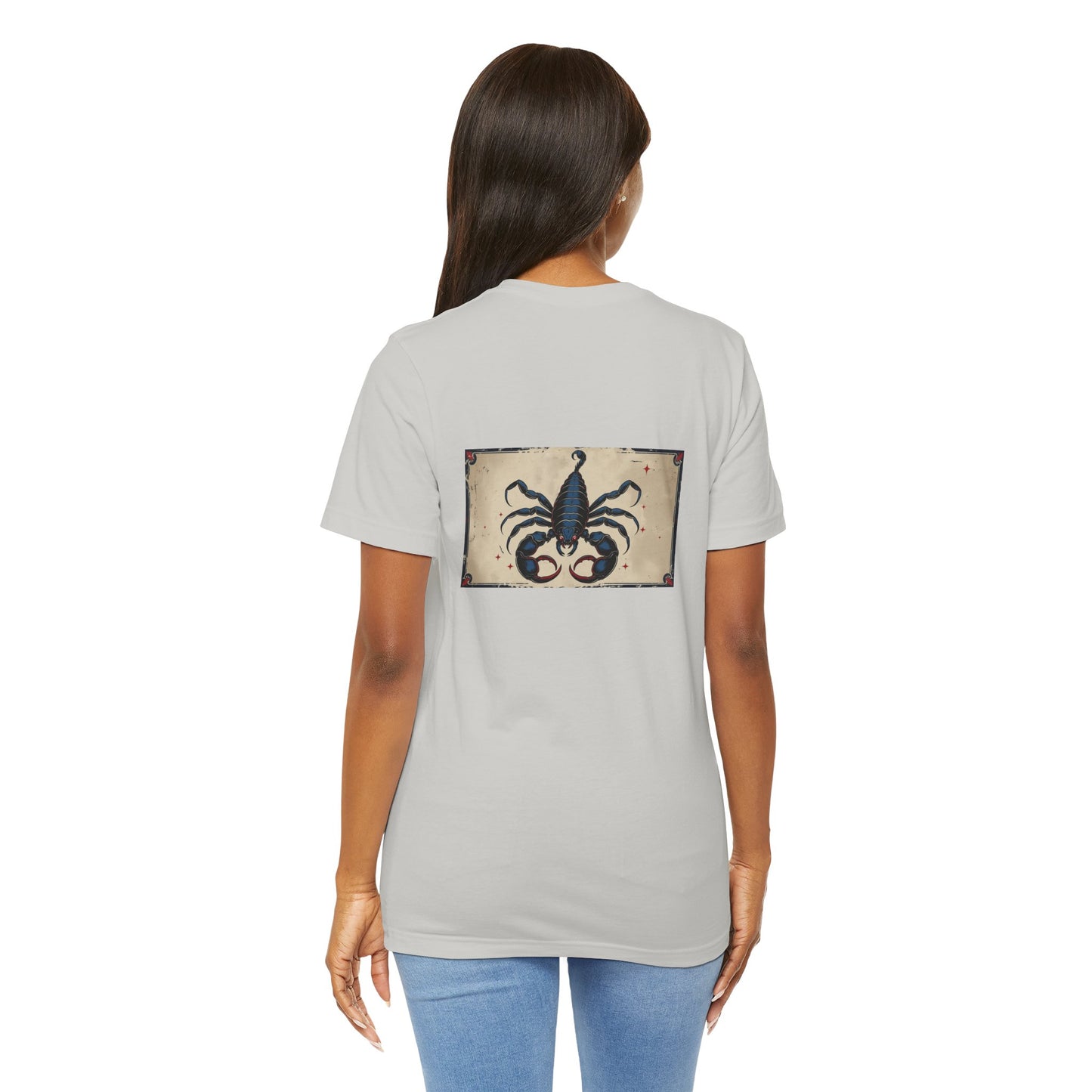 Scorpione - T-shirt con segno zodiacale gotico. Grafica blu sul retro. Segno zodiacale nell'ombra.