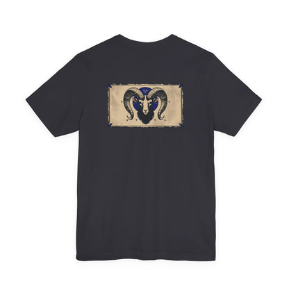 Ariete - T-shirt con segno zodiacale gotico. Grafica blu sul retro. Segno zodiacale nell'ombra.