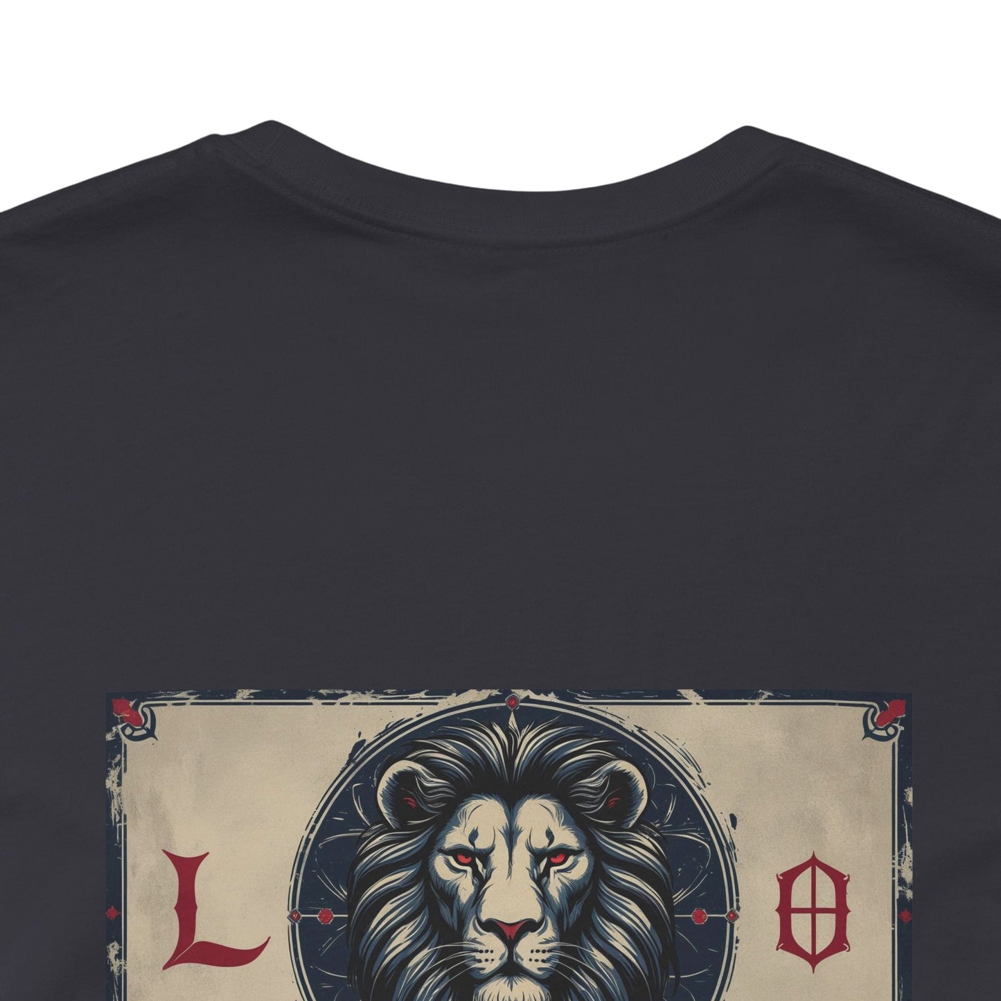 Leone - T-shirt con segno zodiacale gotico. Grafica blu sul retro. Segno zodiacale nell'ombra.