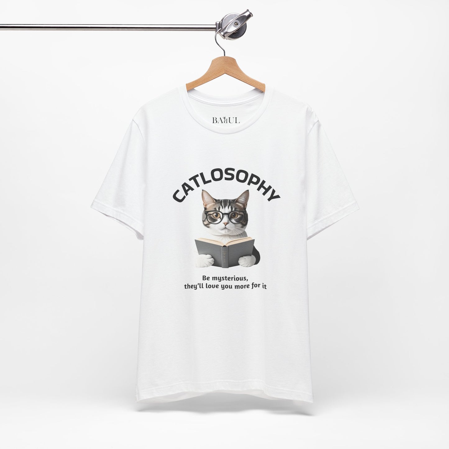 Catlosophy Unisex Jersey Maglietta a maniche corte – Design "Sii misterioso"