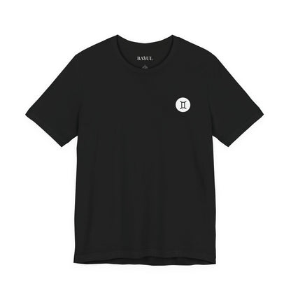 Gemelli - T-shirt con segno zodiacale gotico. Grafica blu sul retro. Segno zodiacale nell'ombra.