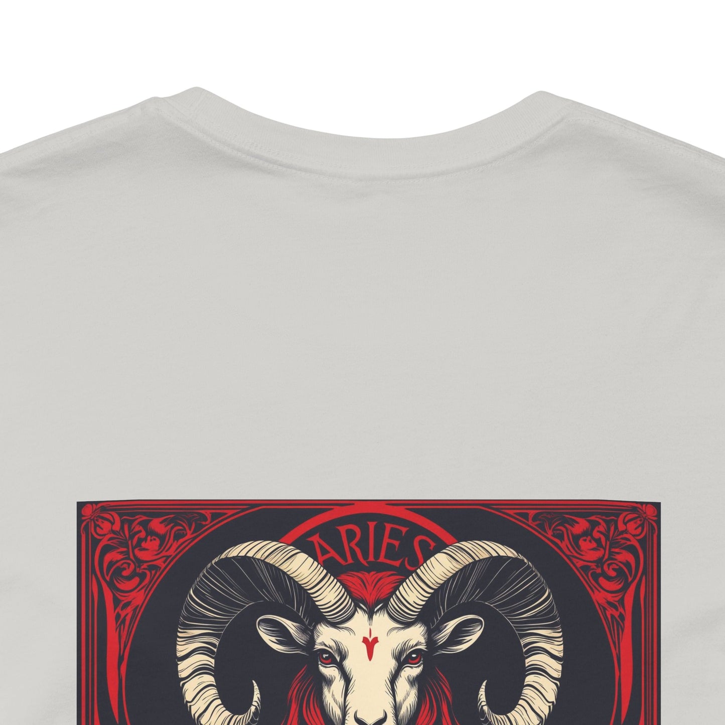 Ariete - Zodiaco gotico, maglietta con grafica rossa sul retro. Zodiaco nell'ombra