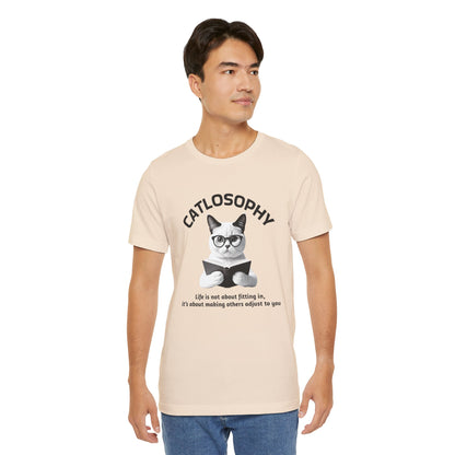 Maglietta a maniche corte unisex Catlosophy – Design "La vita non consiste nell'adattarsi"