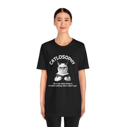 Maglietta a maniche corte unisex Catlosophy – Design "La vita non consiste nell'adattarsi"