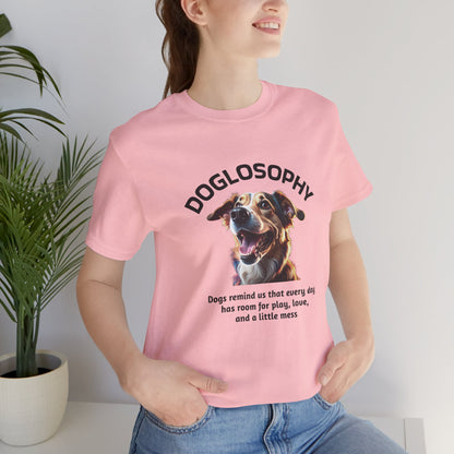 Maglietta a maniche corte unisex Doglosophy – Design "I Cani ci ricordano che ogni giorno c'è tempo per giocare, per amare e per fare un pò di confusione"
