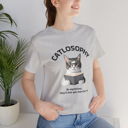 Catlosophy Unisex Jersey Maglietta a maniche corte – Design "Sii misterioso"