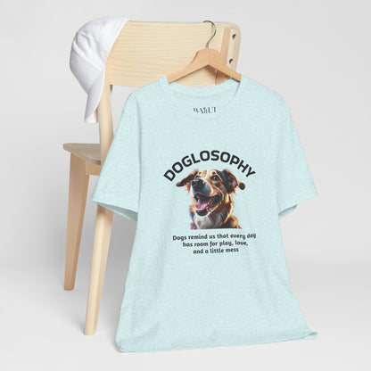 Maglietta a maniche corte unisex Doglosophy – Design "I Cani ci ricordano che ogni giorno c'è tempo per giocare, per amare e per fare un pò di confusione"