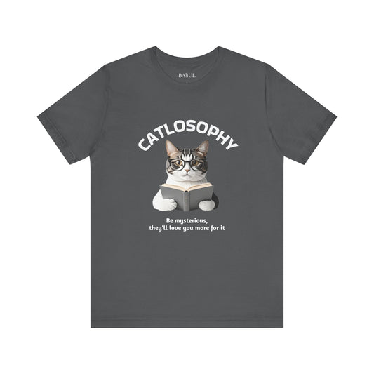 Catlosophy Unisex Jersey Maglietta a maniche corte – Design "Sii misterioso"