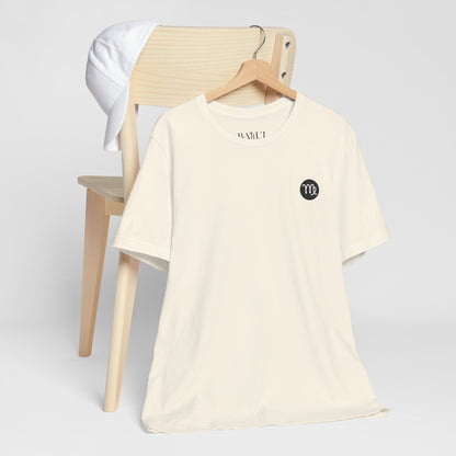 Vergine - T-shirt con segno zodiacale gotico. Grafica blu sul retro. Segno zodiacale nell'ombra.