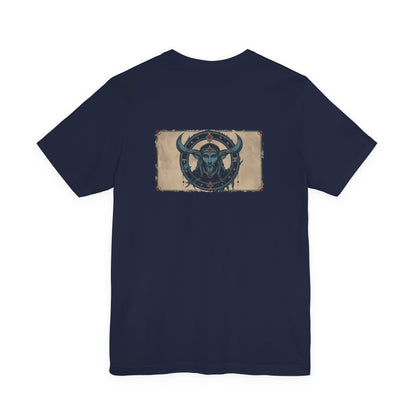 Capricorno - T-shirt con segno zodiacale gotico. Grafica blu sul retro. Segno zodiacale nell'ombra.