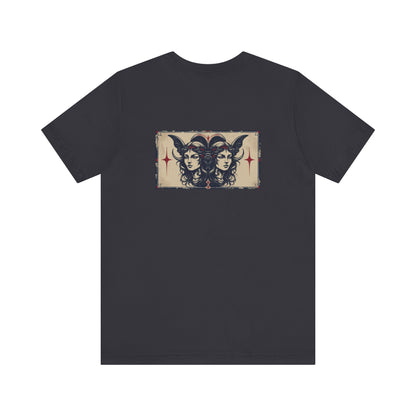 Gemelli - T-shirt con segno zodiacale gotico. Grafica blu sul retro. Segno zodiacale nell'ombra.