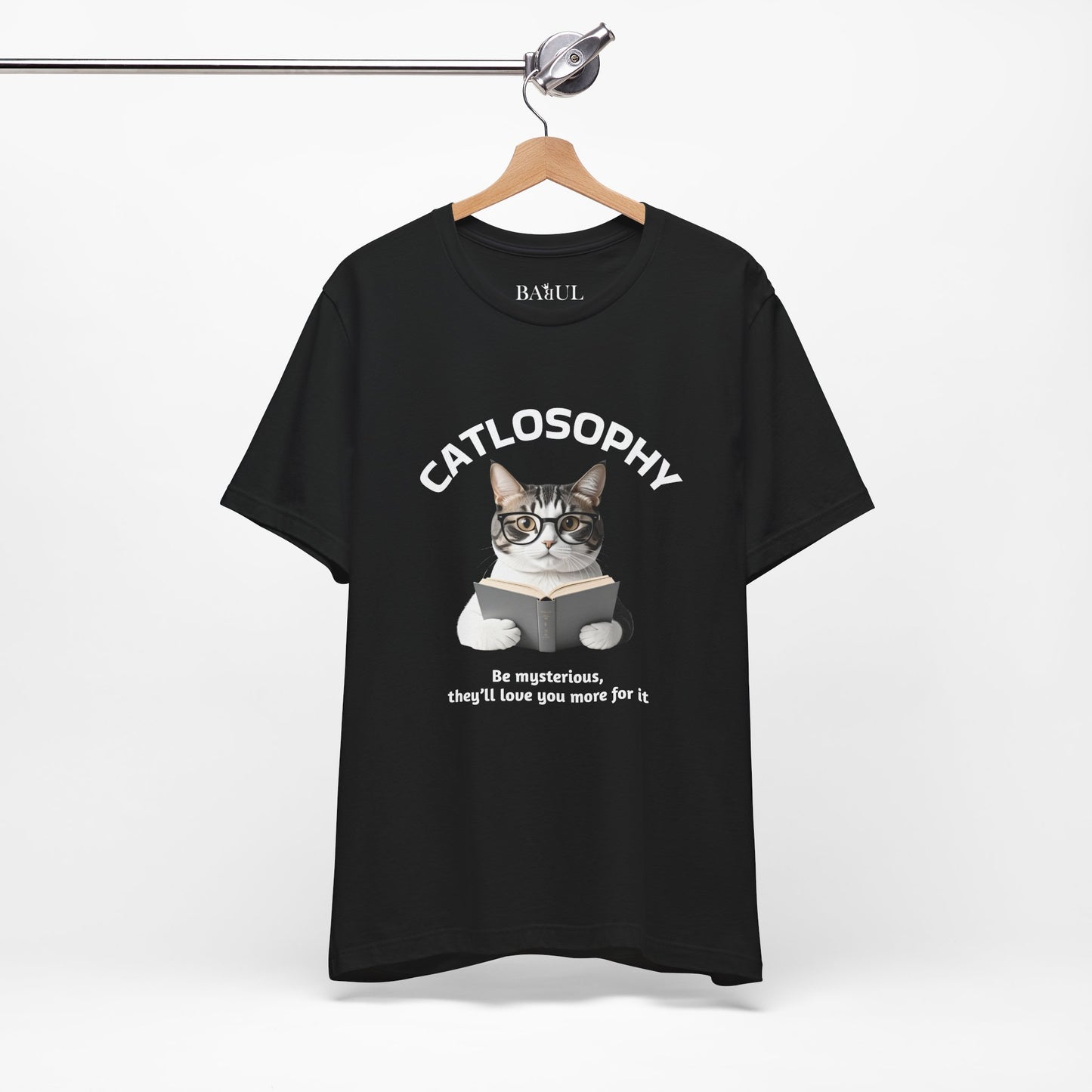 Catlosophy Unisex Jersey Maglietta a maniche corte – Design "Sii misterioso"