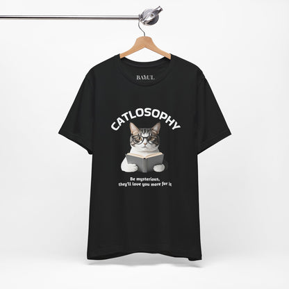 Catlosophy Unisex Jersey Maglietta a maniche corte – Design "Sii misterioso"