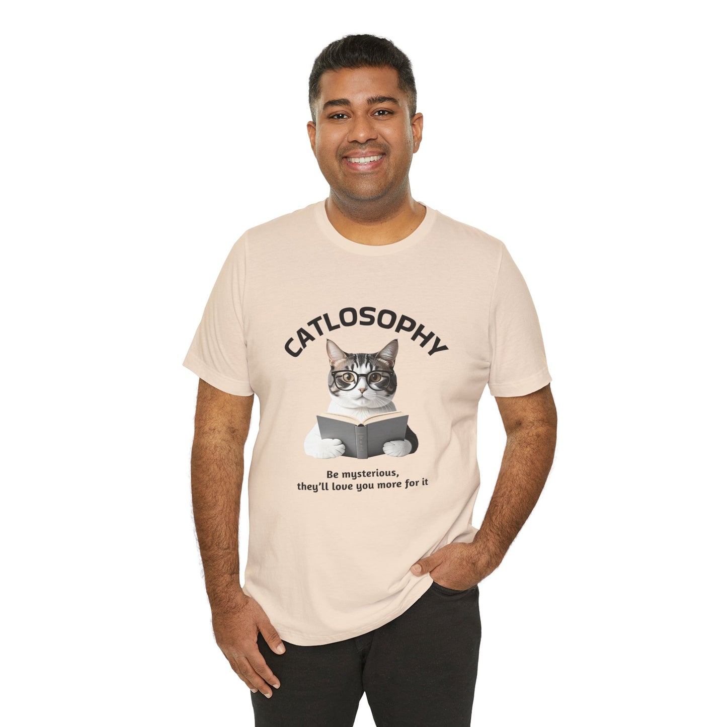 Catlosophy Unisex Jersey Maglietta a maniche corte – Design "Sii misterioso"