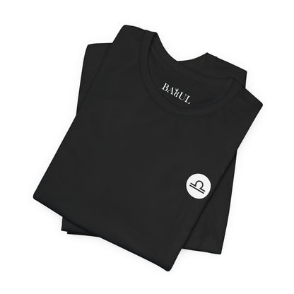 Bilancia - T-shirt con segno zodiacale gotico. Grafica blu sul retro. Segno zodiacale nell'ombra.