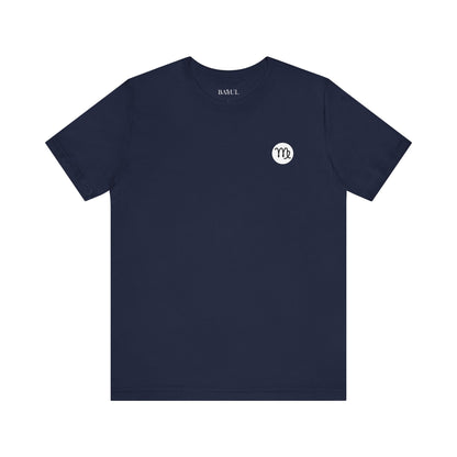 Vergine - T-shirt con segno zodiacale gotico. Grafica blu sul retro. Segno zodiacale nell'ombra.