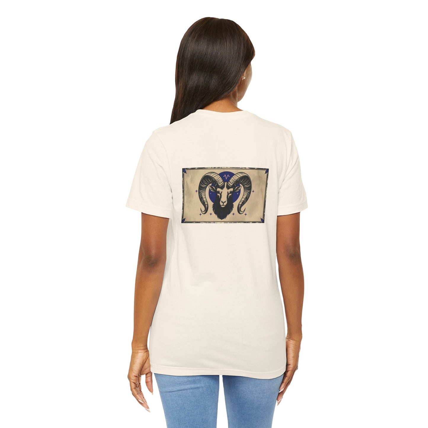 Ariete - T-shirt con segno zodiacale gotico. Grafica blu sul retro. Segno zodiacale nell'ombra.