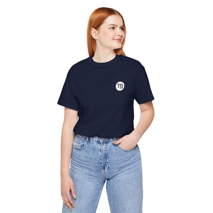 Vergine - T-shirt con segno zodiacale gotico. Grafica blu sul retro. Segno zodiacale nell'ombra.