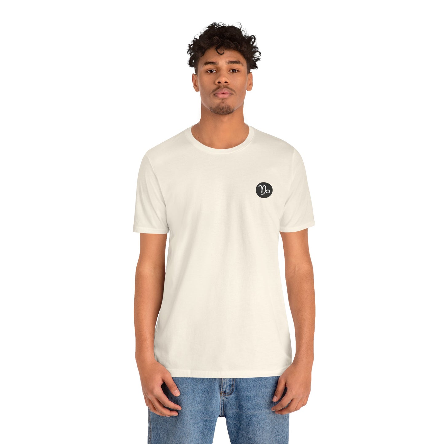 Capricorno - T-shirt con segno zodiacale gotico. Grafica blu sul retro. Segno zodiacale nell'ombra.