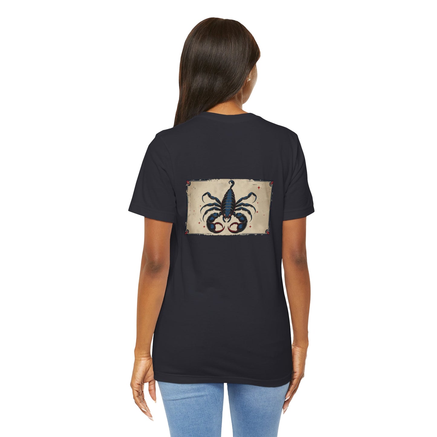 Scorpione - T-shirt con segno zodiacale gotico. Grafica blu sul retro. Segno zodiacale nell'ombra.