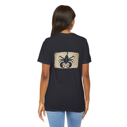 Scorpione - T-shirt con segno zodiacale gotico. Grafica blu sul retro. Segno zodiacale nell'ombra.