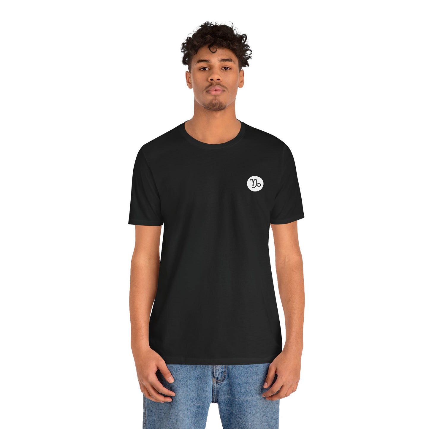 Capricorno - T-shirt con segno zodiacale gotico. Grafica blu sul retro. Segno zodiacale nell'ombra.