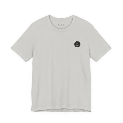 Gemelli - T-shirt con segno zodiacale gotico. Grafica blu sul retro. Segno zodiacale nell'ombra.