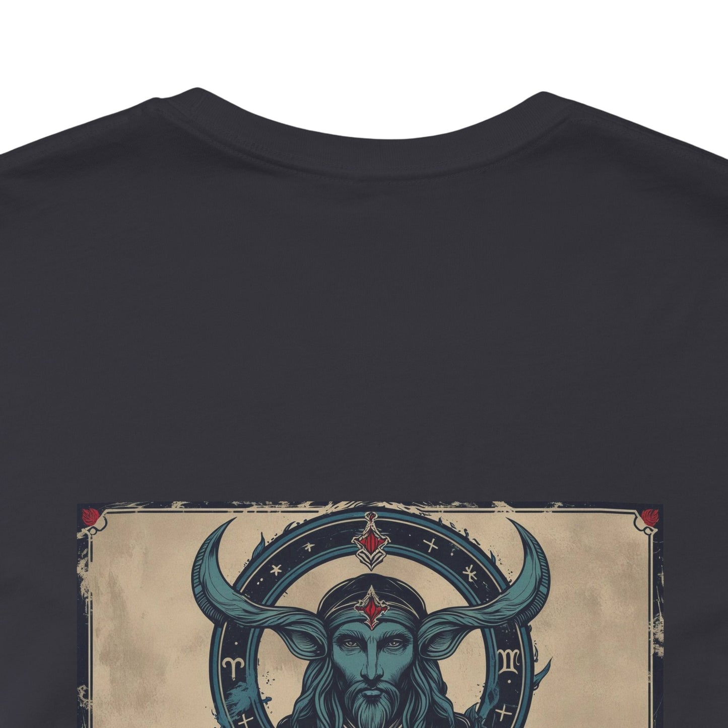 Capricorno - T-shirt con segno zodiacale gotico. Grafica blu sul retro. Segno zodiacale nell'ombra.
