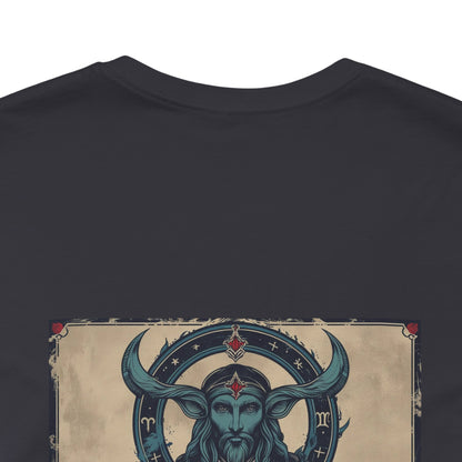 Capricorno - T-shirt con segno zodiacale gotico. Grafica blu sul retro. Segno zodiacale nell'ombra.