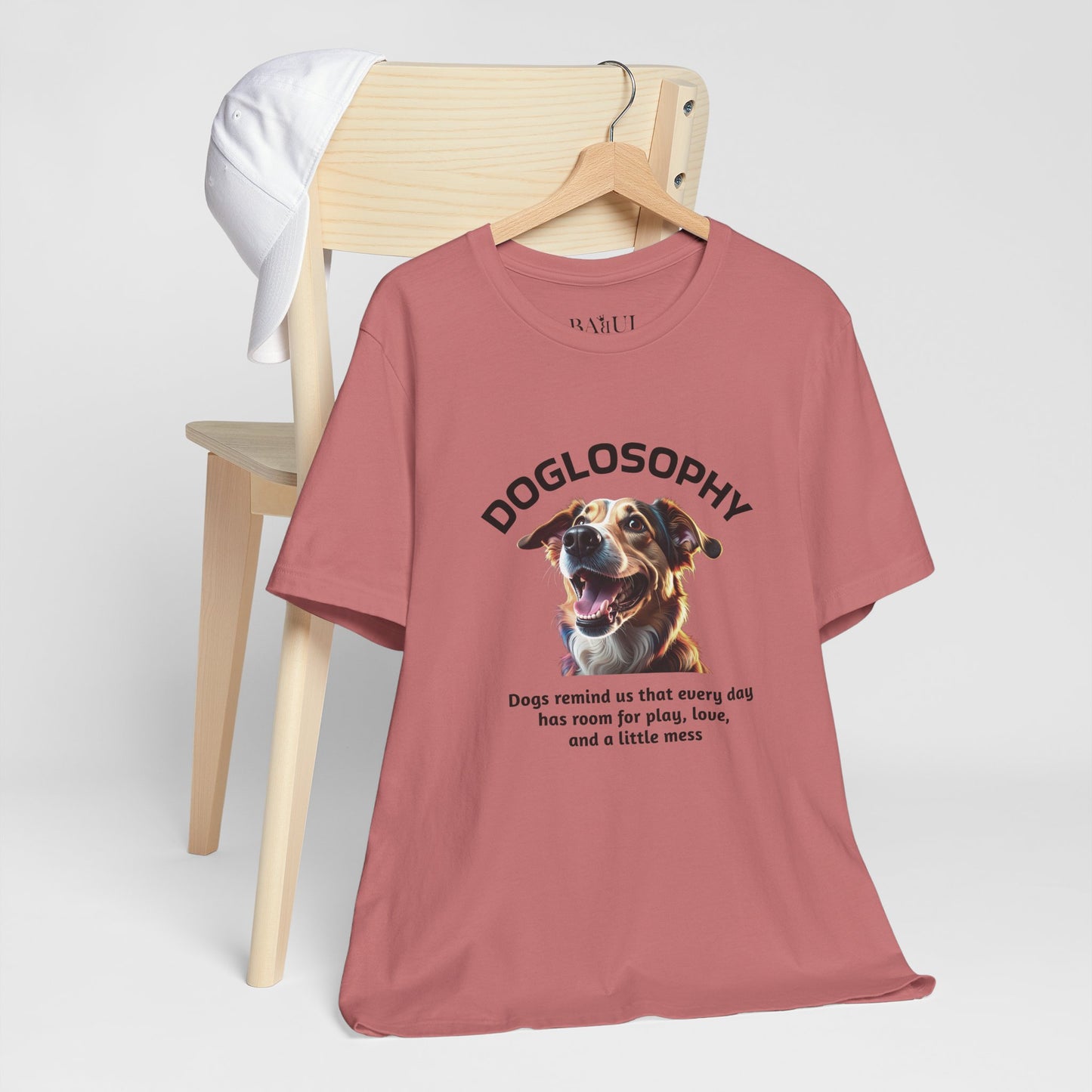 Maglietta a maniche corte unisex Doglosophy – Design "I Cani ci ricordano che ogni giorno c'è tempo per giocare, per amare e per fare un pò di confusione"