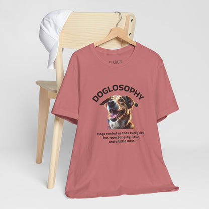 Maglietta a maniche corte unisex Doglosophy – Design "I Cani ci ricordano che ogni giorno c'è tempo per giocare, per amare e per fare un pò di confusione"