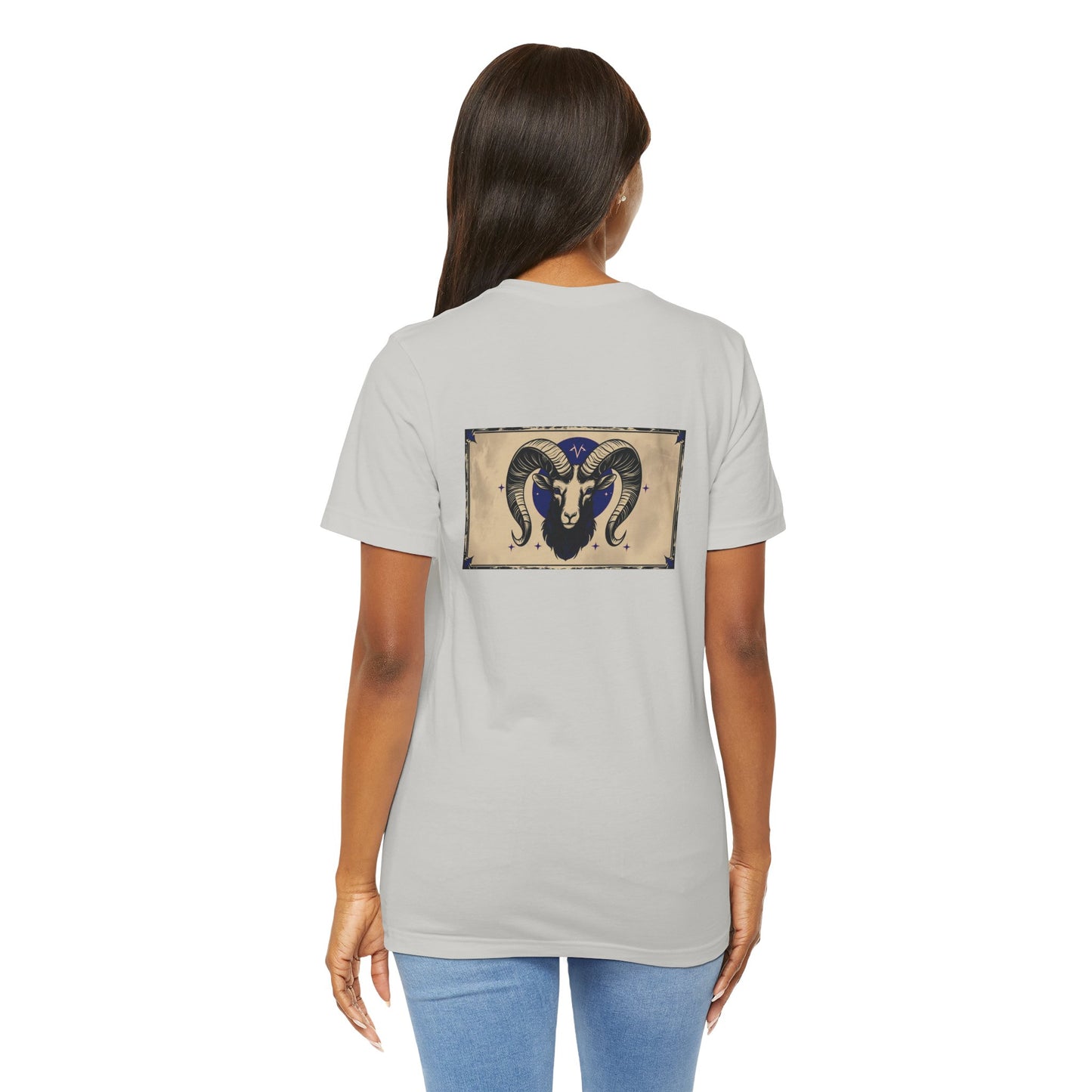 Ariete - T-shirt con segno zodiacale gotico. Grafica blu sul retro. Segno zodiacale nell'ombra.