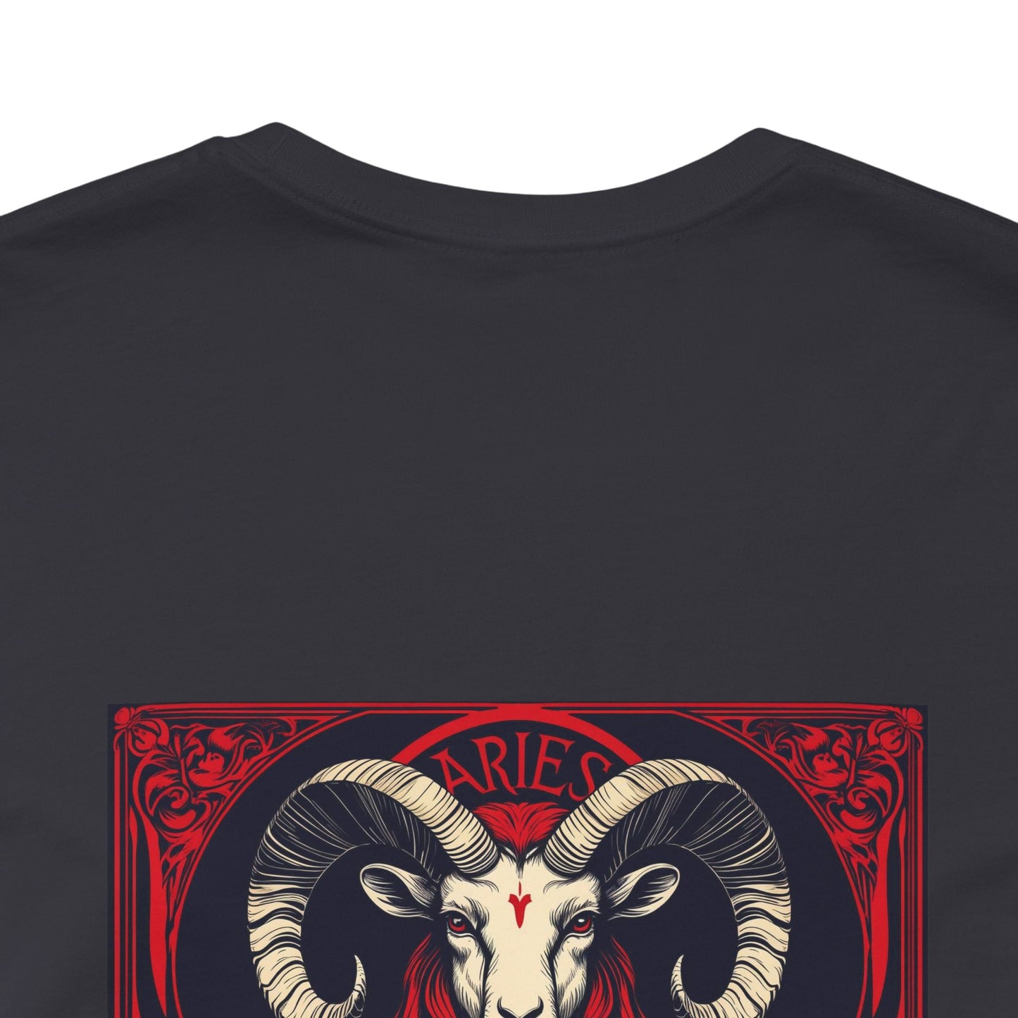 Ariete - Zodiaco gotico, maglietta con grafica rossa sul retro. Zodiaco nell'ombra