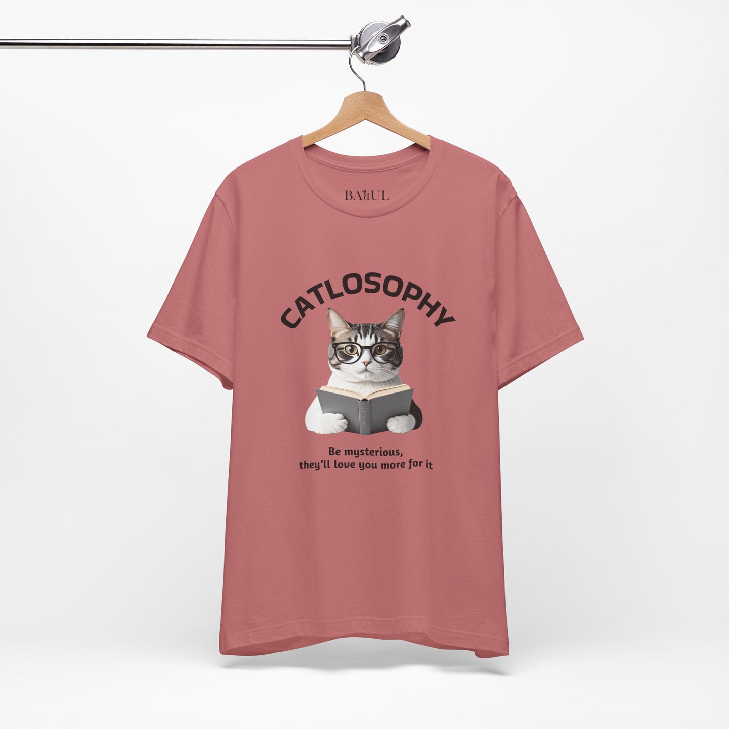 Catlosophy Unisex Jersey Maglietta a maniche corte – Design "Sii misterioso"