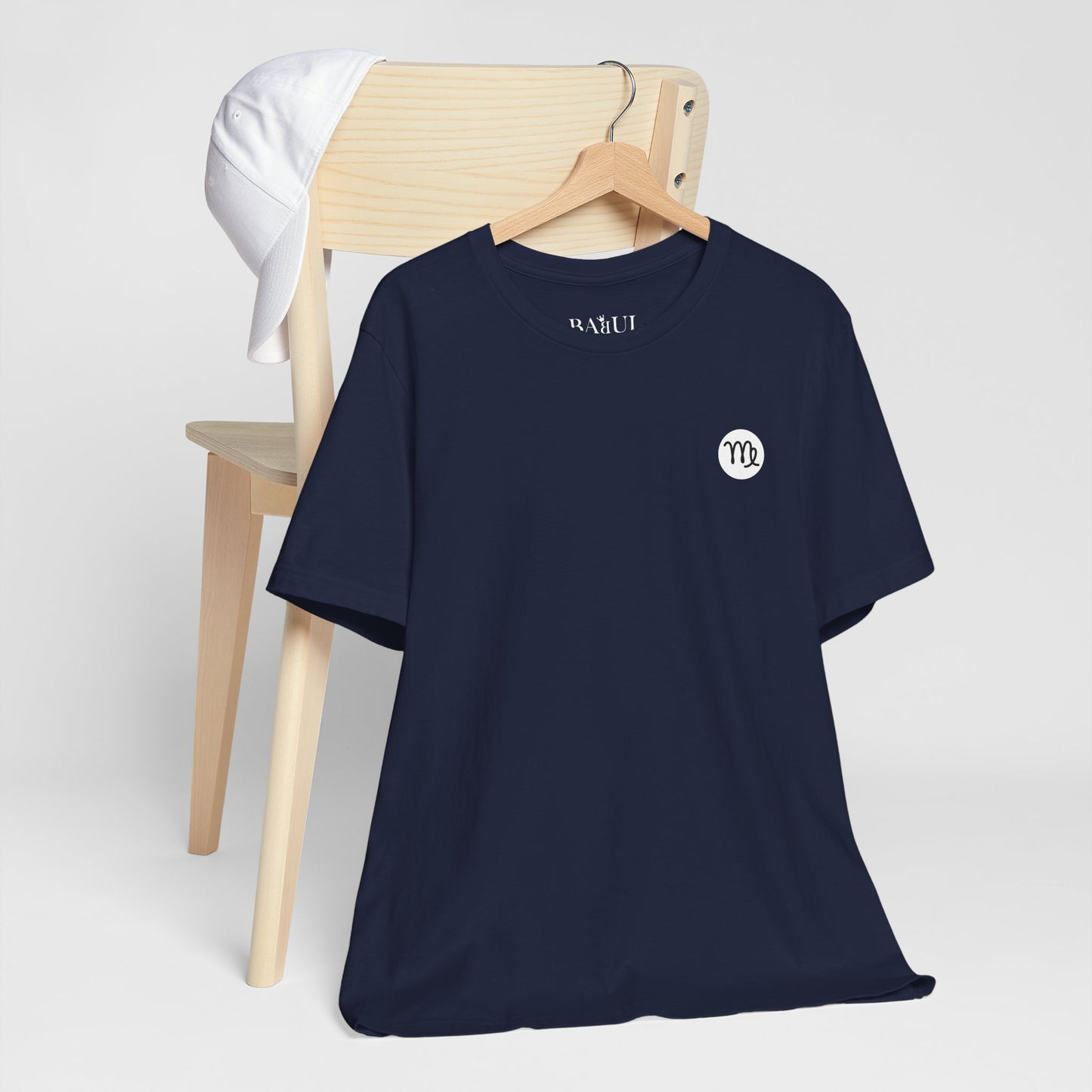 Vergine - T-shirt con segno zodiacale gotico. Grafica blu sul retro. Segno zodiacale nell'ombra.