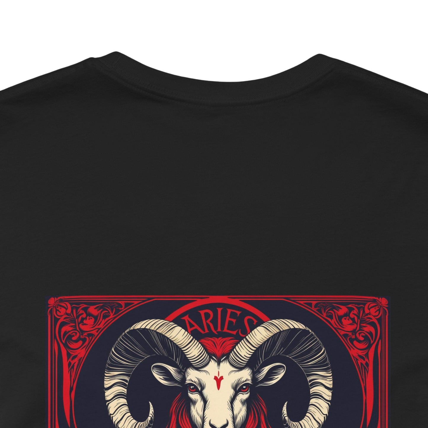 Ariete - Zodiaco gotico, maglietta con grafica rossa sul retro. Zodiaco nell'ombra