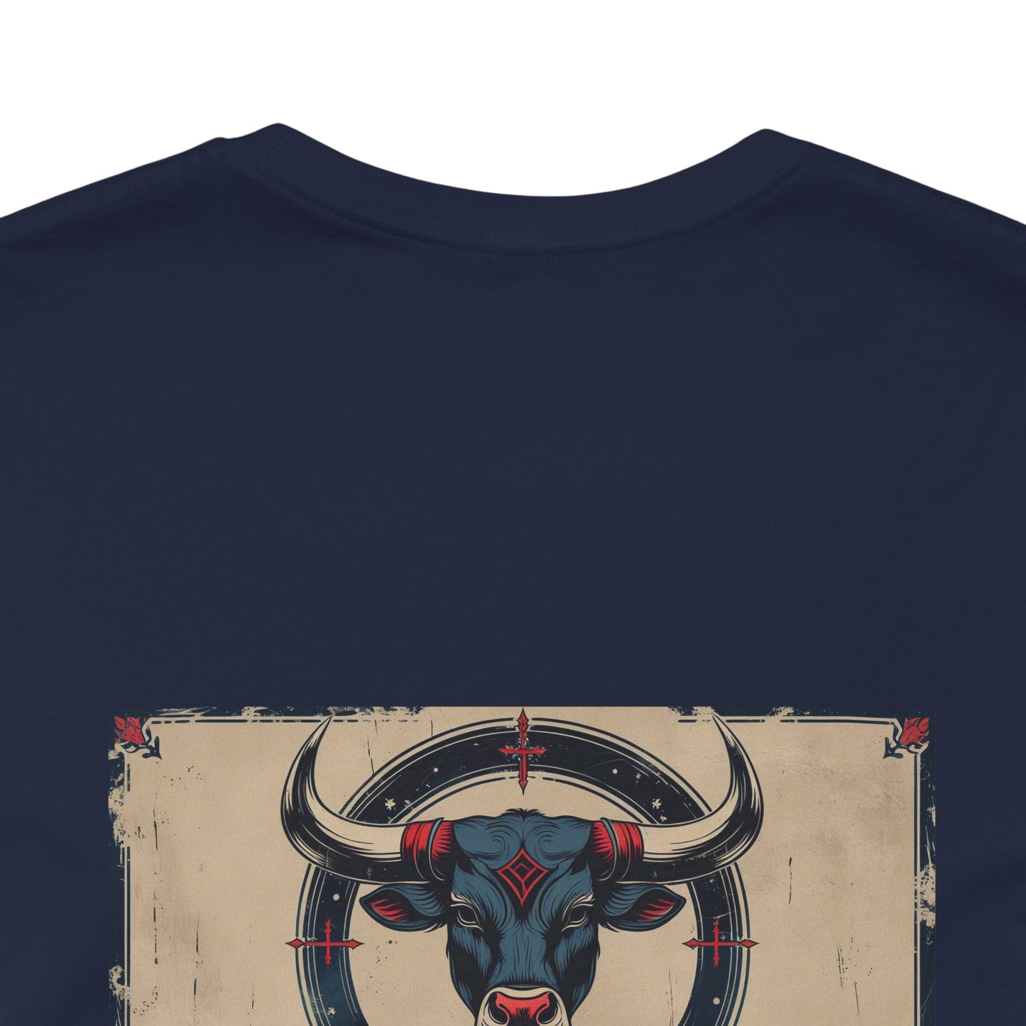 Toro - T-shirt con segno zodiacale gotico. Grafica blu sul retro. Segno zodiacale nell'ombra.