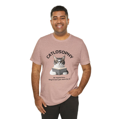 Catlosophy Unisex Jersey Maglietta a maniche corte – Design "Sii misterioso"