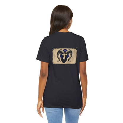 Ariete - T-shirt con segno zodiacale gotico. Grafica blu sul retro. Segno zodiacale nell'ombra.