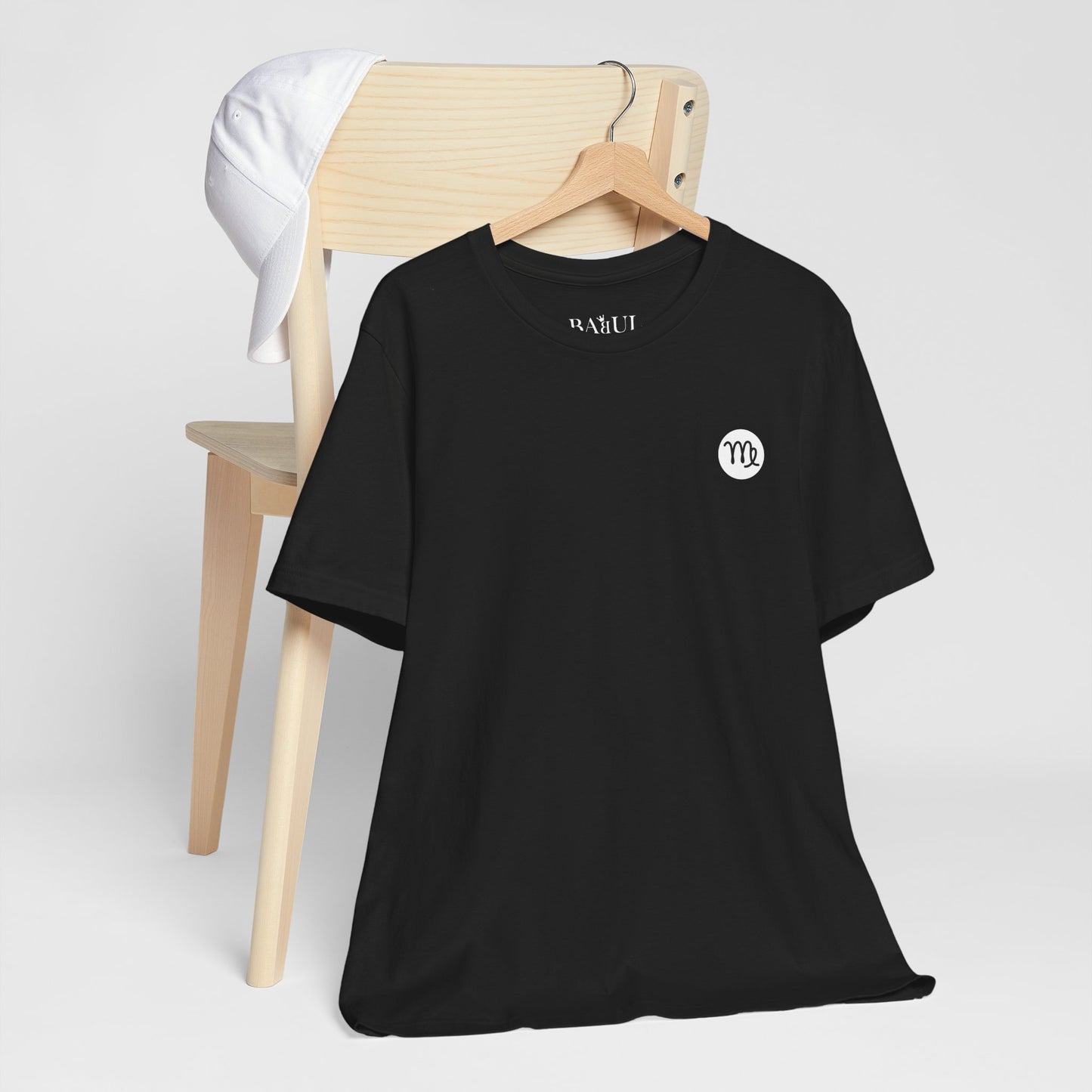 Vergine - T-shirt con segno zodiacale gotico. Grafica blu sul retro. Segno zodiacale nell'ombra.