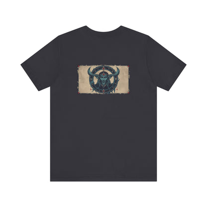 Capricorno - T-shirt con segno zodiacale gotico. Grafica blu sul retro. Segno zodiacale nell'ombra.