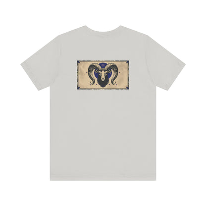 Ariete - T-shirt con segno zodiacale gotico. Grafica blu sul retro. Segno zodiacale nell'ombra.