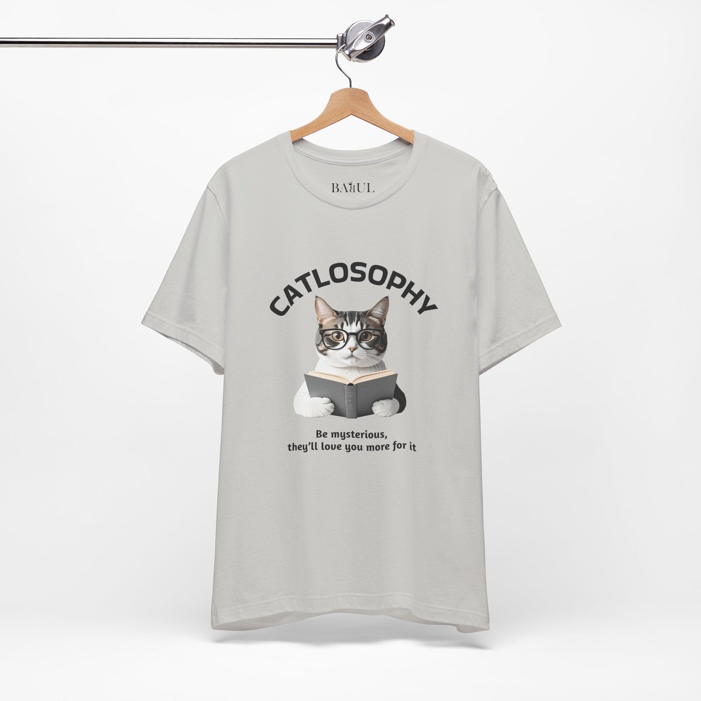 Catlosophy Unisex Jersey Maglietta a maniche corte – Design "Sii misterioso"