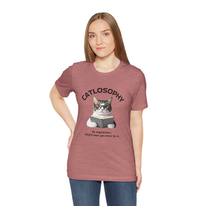 Catlosophy Unisex Jersey Maglietta a maniche corte – Design "Sii misterioso"