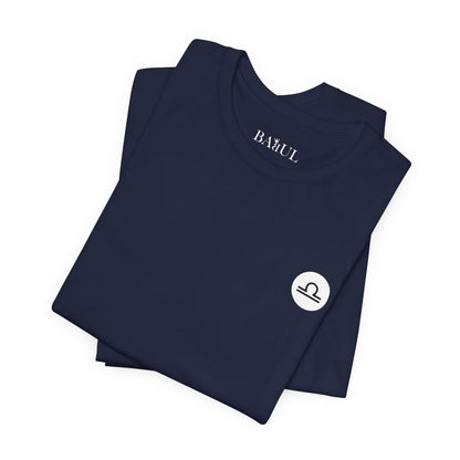 Bilancia - T-shirt con segno zodiacale gotico. Grafica blu sul retro. Segno zodiacale nell'ombra.