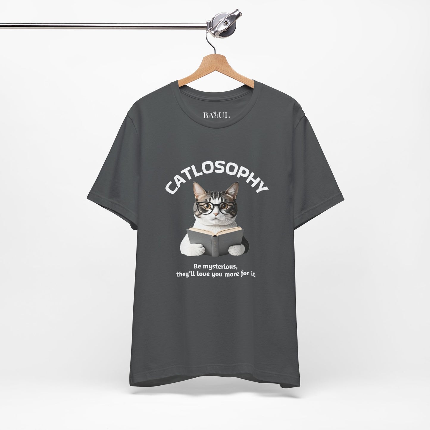 Catlosophy Unisex Jersey Maglietta a maniche corte – Design "Sii misterioso"