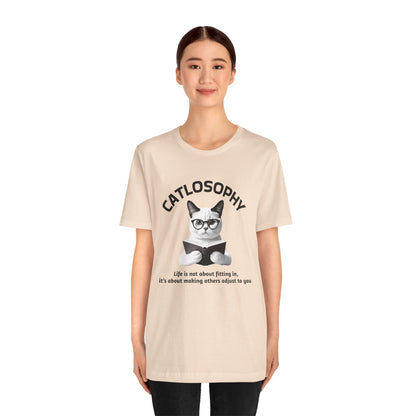 Maglietta a maniche corte unisex Catlosophy – Design "La vita non consiste nell'adattarsi"
