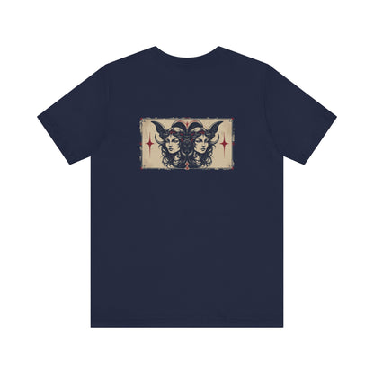 Gemelli - T-shirt con segno zodiacale gotico. Grafica blu sul retro. Segno zodiacale nell'ombra.