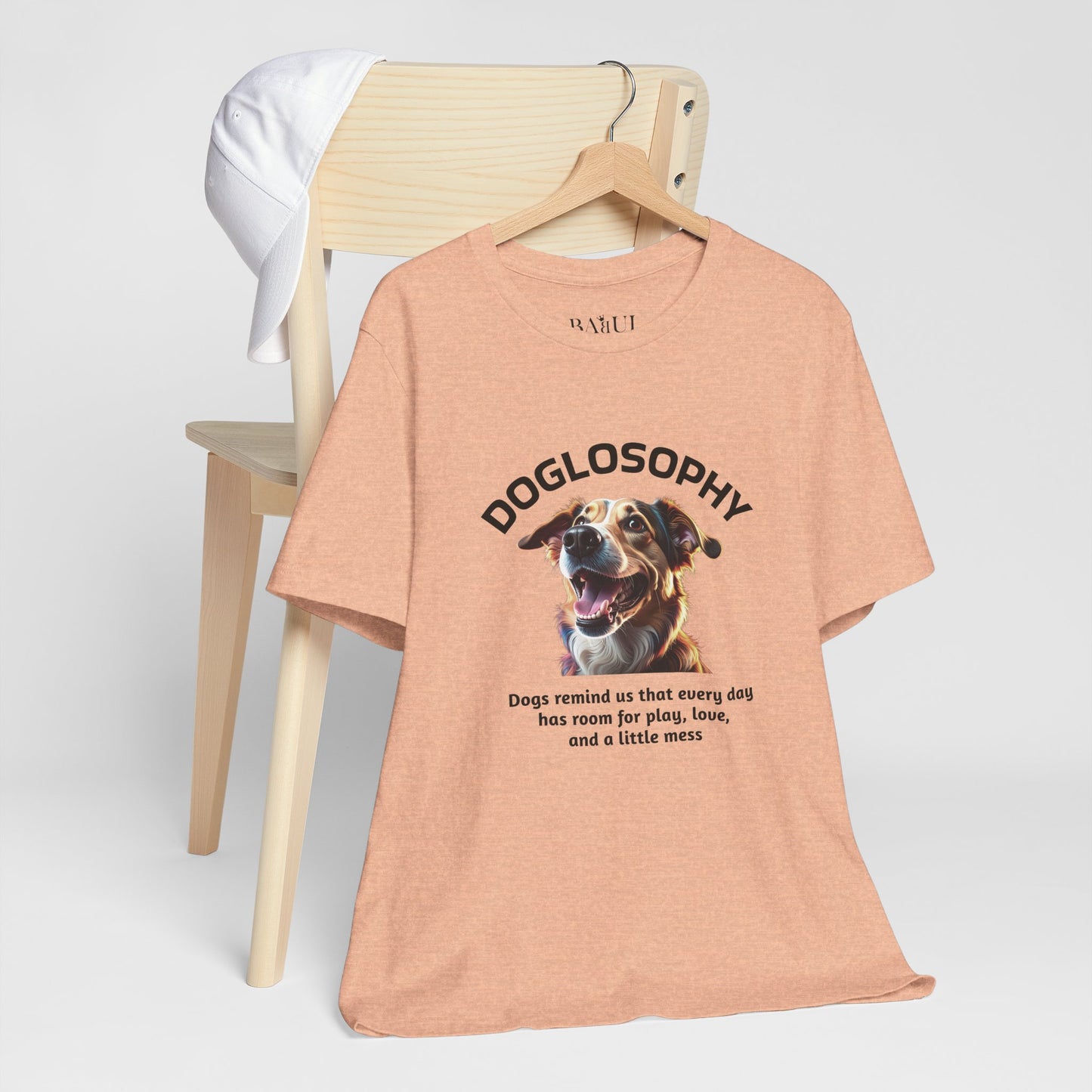 Maglietta a maniche corte unisex Doglosophy – Design "I Cani ci ricordano che ogni giorno c'è tempo per giocare, per amare e per fare un pò di confusione"
