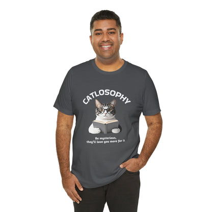 Catlosophy Unisex Jersey Maglietta a maniche corte – Design "Sii misterioso"